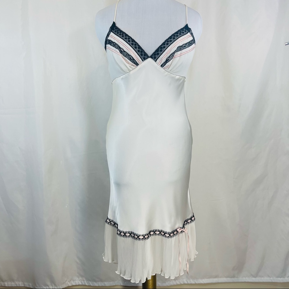 Jonquil “Dominique” ivory pink & black chemise with pleats and lace size M